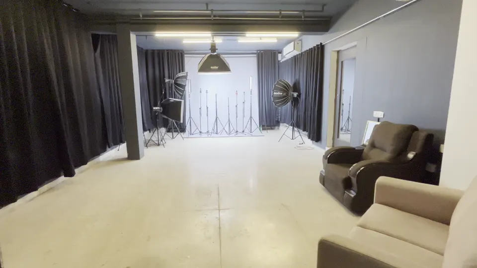 Trendtag Studio with the lighting kit arranged on the shooting floor